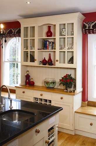 Dresser Unit in Solid Painted Tulip.